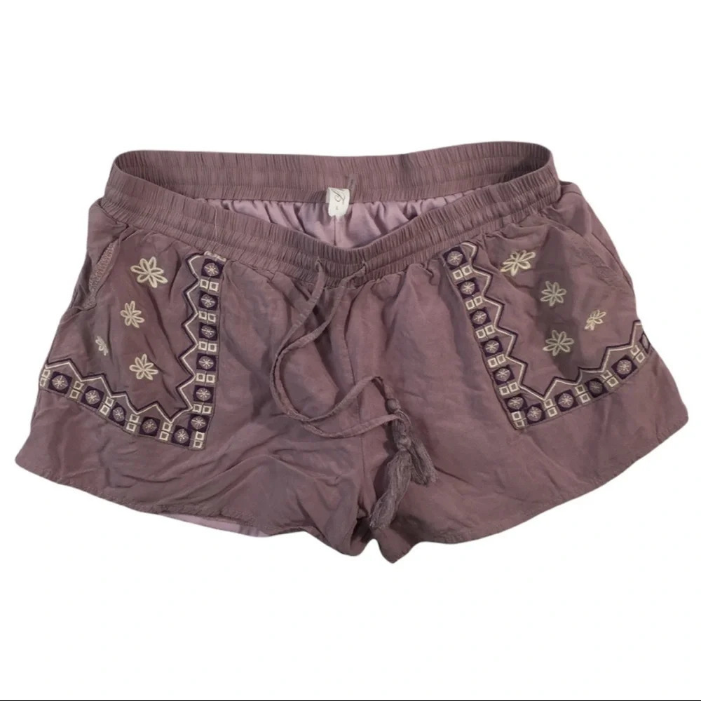 BT199 L Love Embroidered Casual Rayon Shorts L